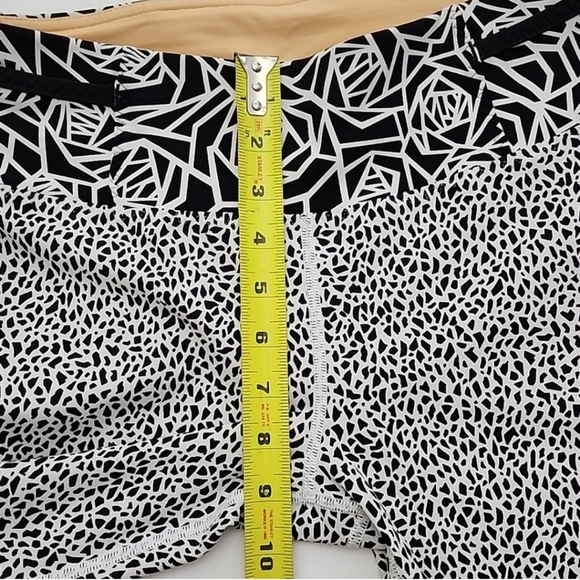 Lululemon Real Quick Tight Crops Miss Mosaic  White Posey Black White Size 8 - Picture 12 of 14
